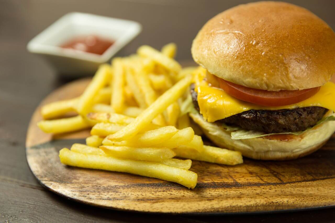 Vysokospracované potraviny. Hamburger, hranolky